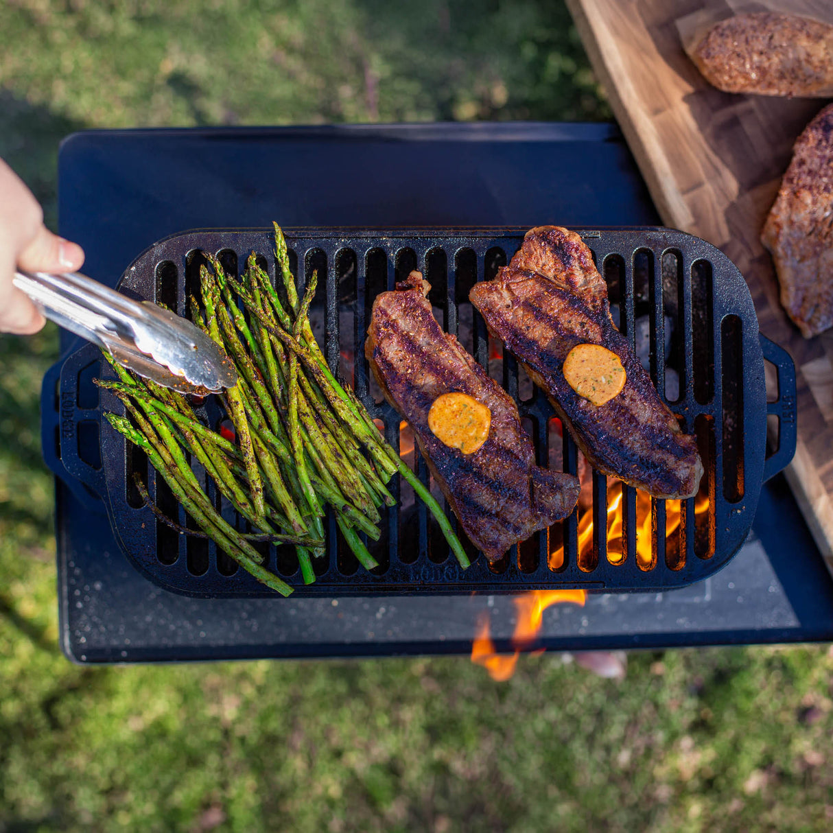 Schwarzer Lodge Grill aus robustem Material mit Grillrost und Griffen, ideal für das Grillen im Freien