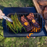 Schwarzer Lodge Grill aus robustem Material mit Grillrost und Griffen, ideal für das Grillen im Freien