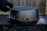 Schwarzer Lodge Grill aus Gusseisen mit grillrost, ideal für Barbecue und Outdoor-Kochabenteuer.