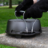Schwarzer Lodge Grill aus robustem Metall mit Grillrost, ideal für Barbecue im Freien