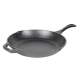 Schwarze Lodge Gusseiserne Pfanne für Kochen und Braten, mit ergonomischem Griff, auf Herd.