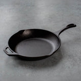 Schwarze Gusseiserne Pfanne von Lodge, Chef-Serie, robustes Kochgeschirr für Braten und Sautieren, Nahaufnahme.