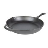 Schwarze Gusseiserne Pfanne von LODGE CHEF, robuste Pfanne aus Gusseisen für vielseitiges Kochen, Nahaufnahme der Pfanne.