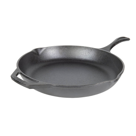Schwarze Gusseiserne Pfanne von LODGE CHEF, robuste Pfanne aus Gusseisen für vielseitiges Kochen, Nahaufnahme der Pfanne.