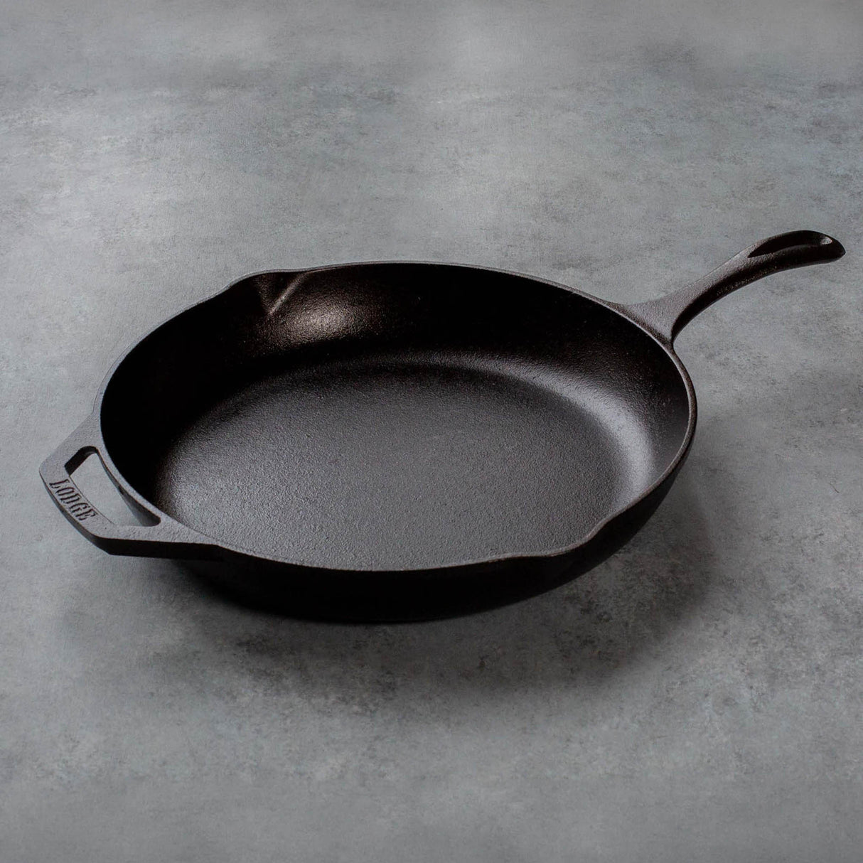Schwarze Gusseiserne Pfanne von LODGE CHEF, robust und langlebig, ideal für Pfannengerichte.