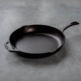 Schwarze Gusseiserne Pfanne von LODGE CHEF, robust und langlebig, ideal für Pfannengerichte.