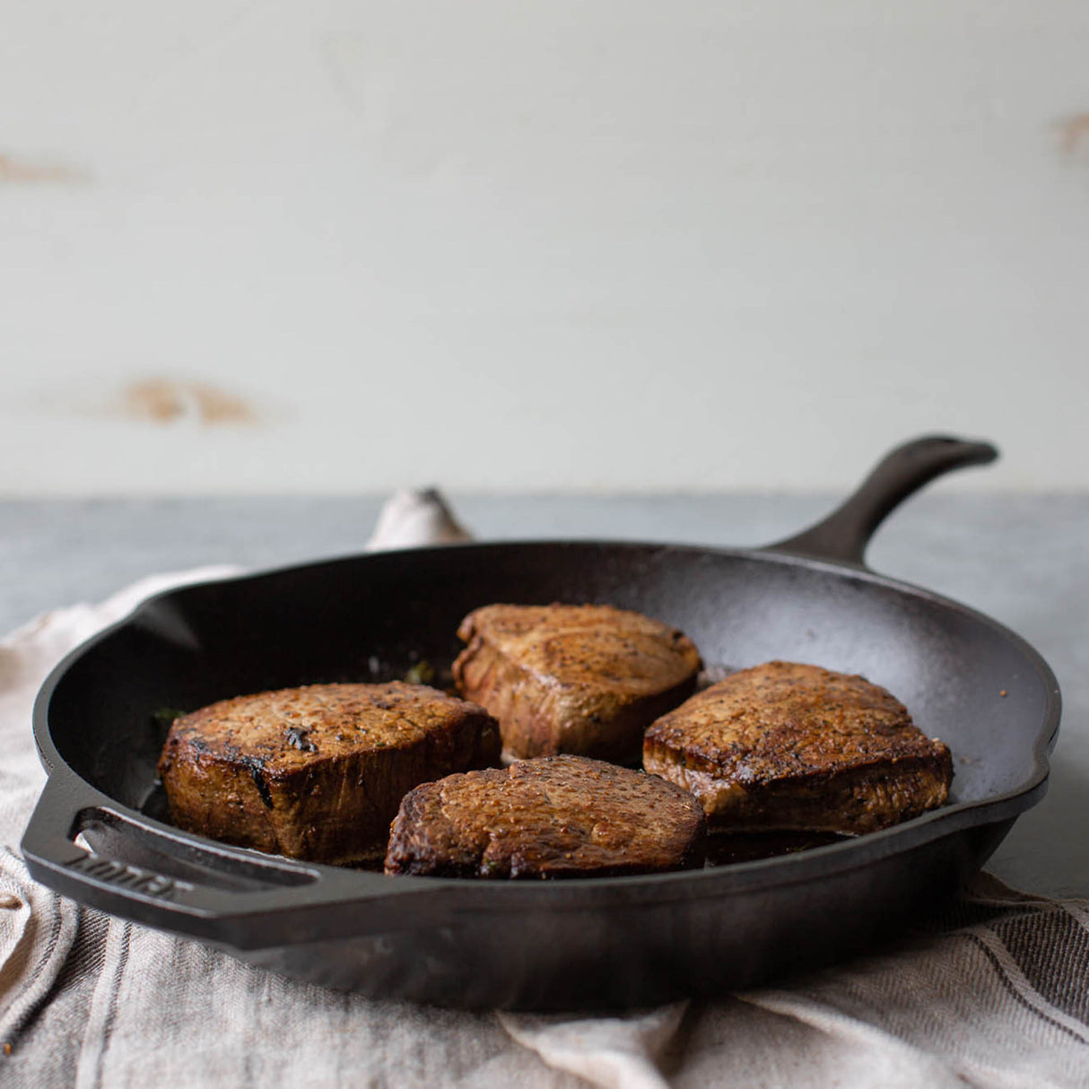 Schwarze Gusseiserne Pfanne von LODGE mit Griff, ideal zum Braten und Kochen, robustes Kochgeschirr für die Küche