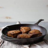 Schwarze Gusseiserne Pfanne von LODGE mit Griff, ideal zum Braten und Kochen, robustes Kochgeschirr für die Küche
