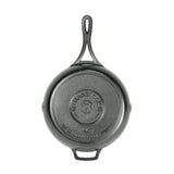 Schwarze Lodge Pfanne Black Lock, 26 cm, mit langlebigem Kochgeschirr aus Gusseisen auf einer Herdplatte.