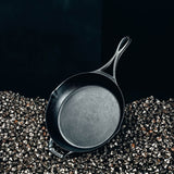 Schwarze Lodge Pfanne Black Lock, 26 cm, aus Gusseisen, mit langlebigem Griff, ideal zum Braten und Kochen.
