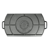 Schwarze Lodge Grillplatte BLACK LOCK, 51 cm, aus Gusseisen, zum Grillen und Braten geeignet, auf einer Küchenarbeitsfläche liegend