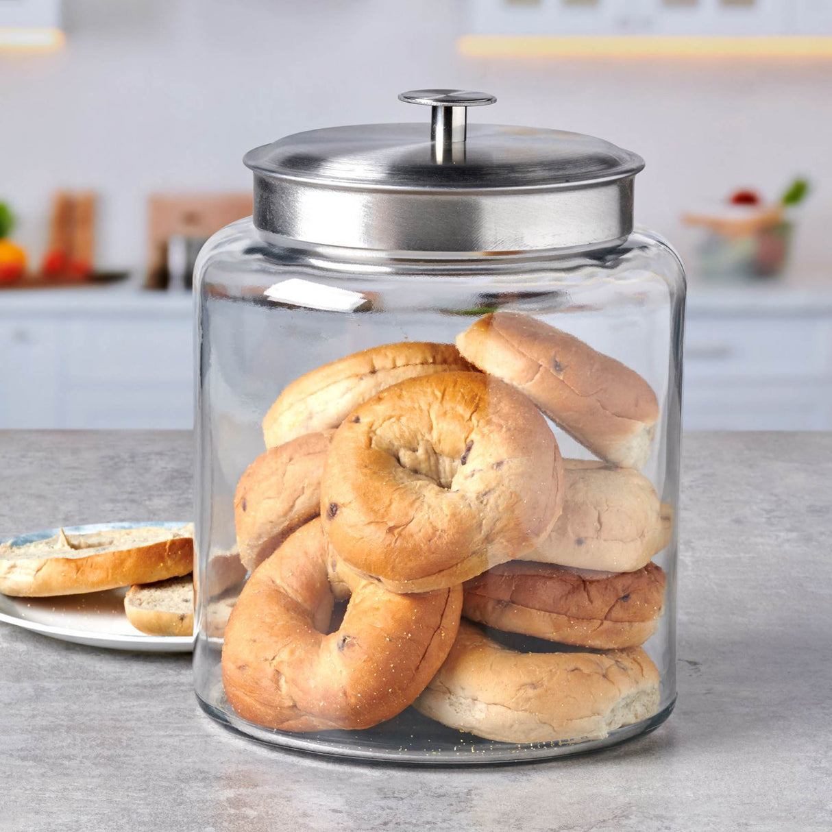 Vorratsglas von ANCHOR HOCKING mit transparentem Glas und Metallverschluss, ideal für Lebensmittelaufbewahrung.