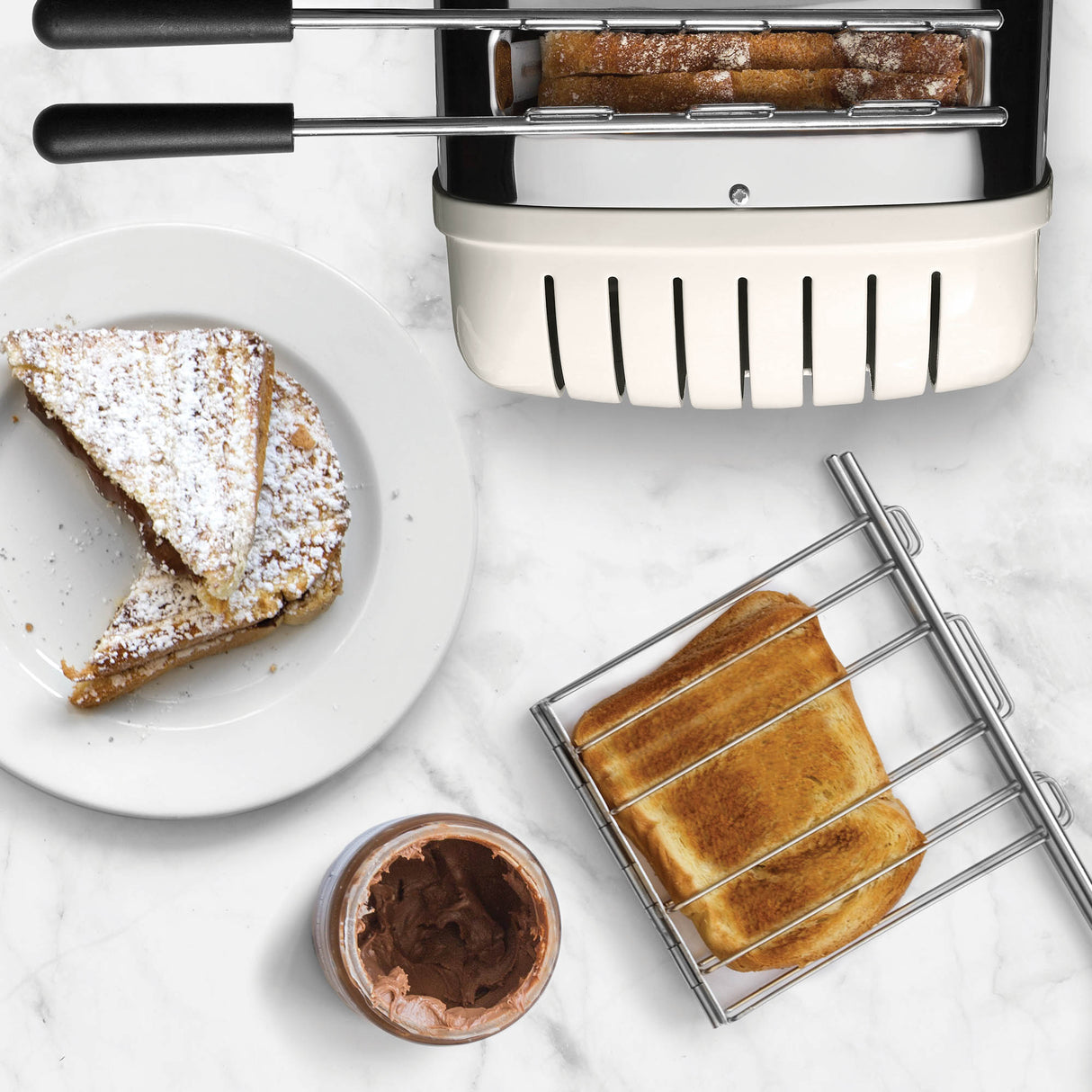 DUALIT Sandwichmaker CLASSIC aus Edelstahl, geöffneter Sandwichmaker mit Toastflächen und Griffen.