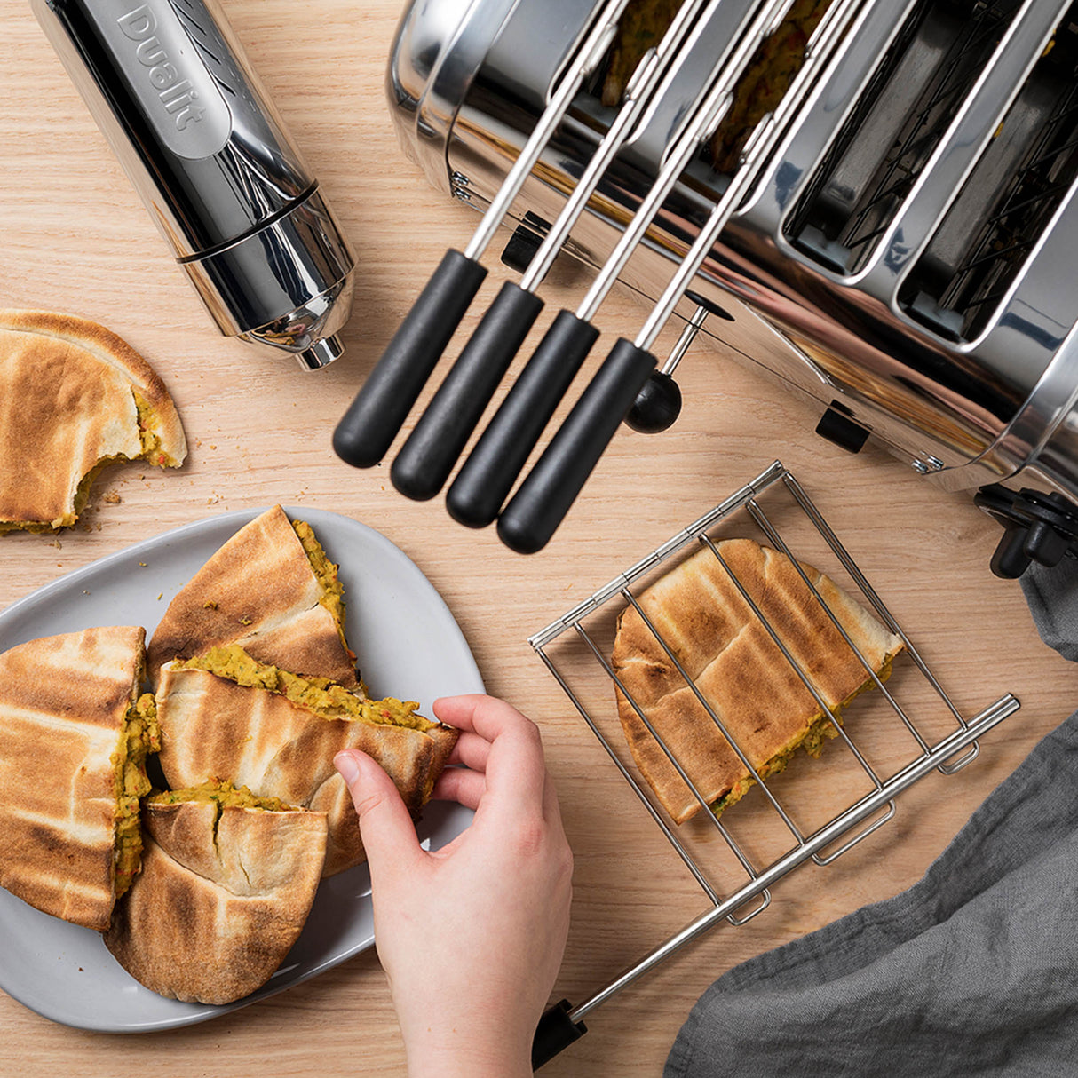 DUALIT Sandwichmaker Classic aus Edelstahl, geöffneter Blick auf Grillflächen und Kabelanschluss, für knusprige Sandwiches.