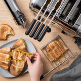 DUALIT Sandwichmaker Classic aus Edelstahl, geöffneter Blick auf Grillflächen und Kabelanschluss, für knusprige Sandwiches.