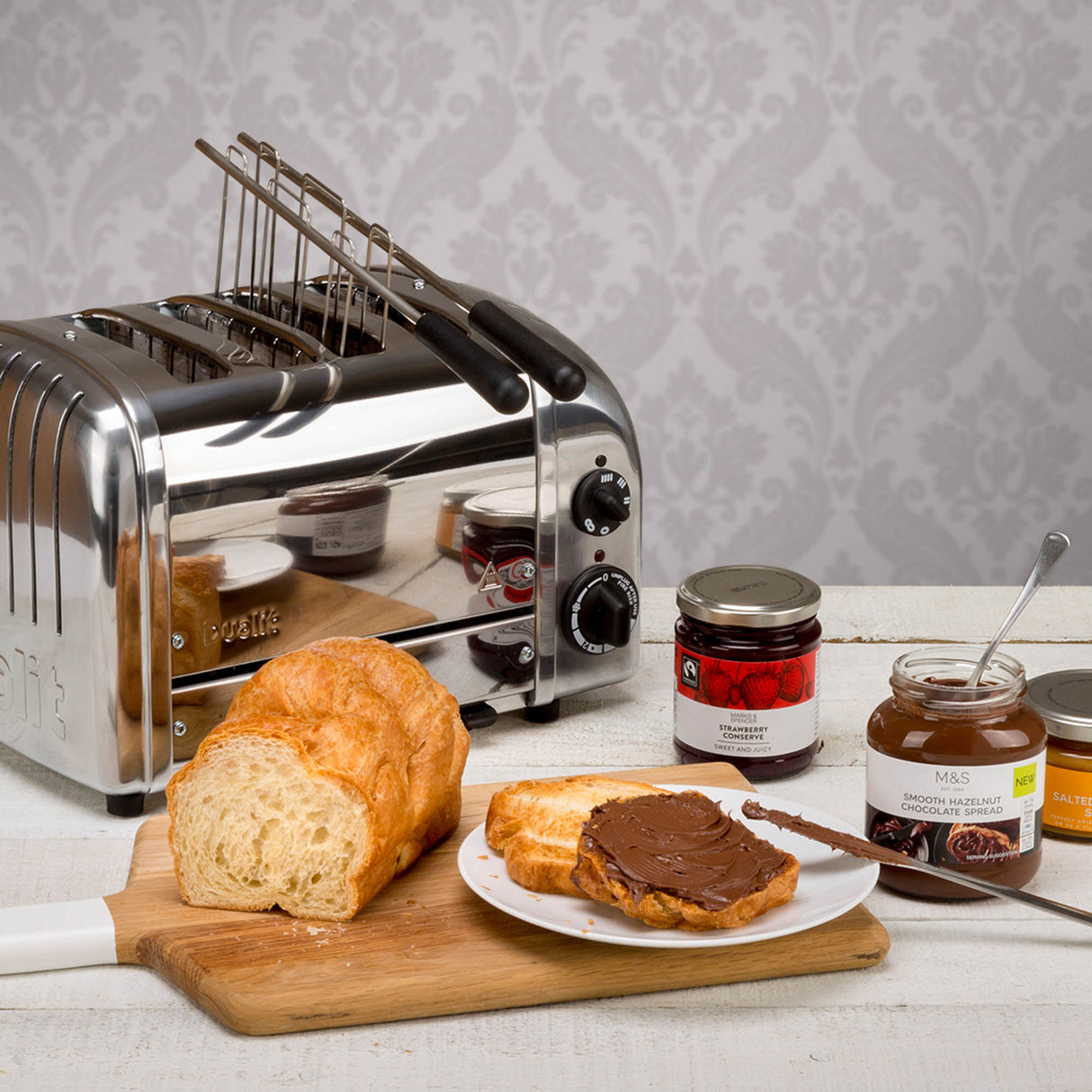 DUALIT Sandwichmaker Classic aus Edelstahl, geöffnete Maschine mit goldbraunen Sandwiches im Inneren, modernes Küchengerät