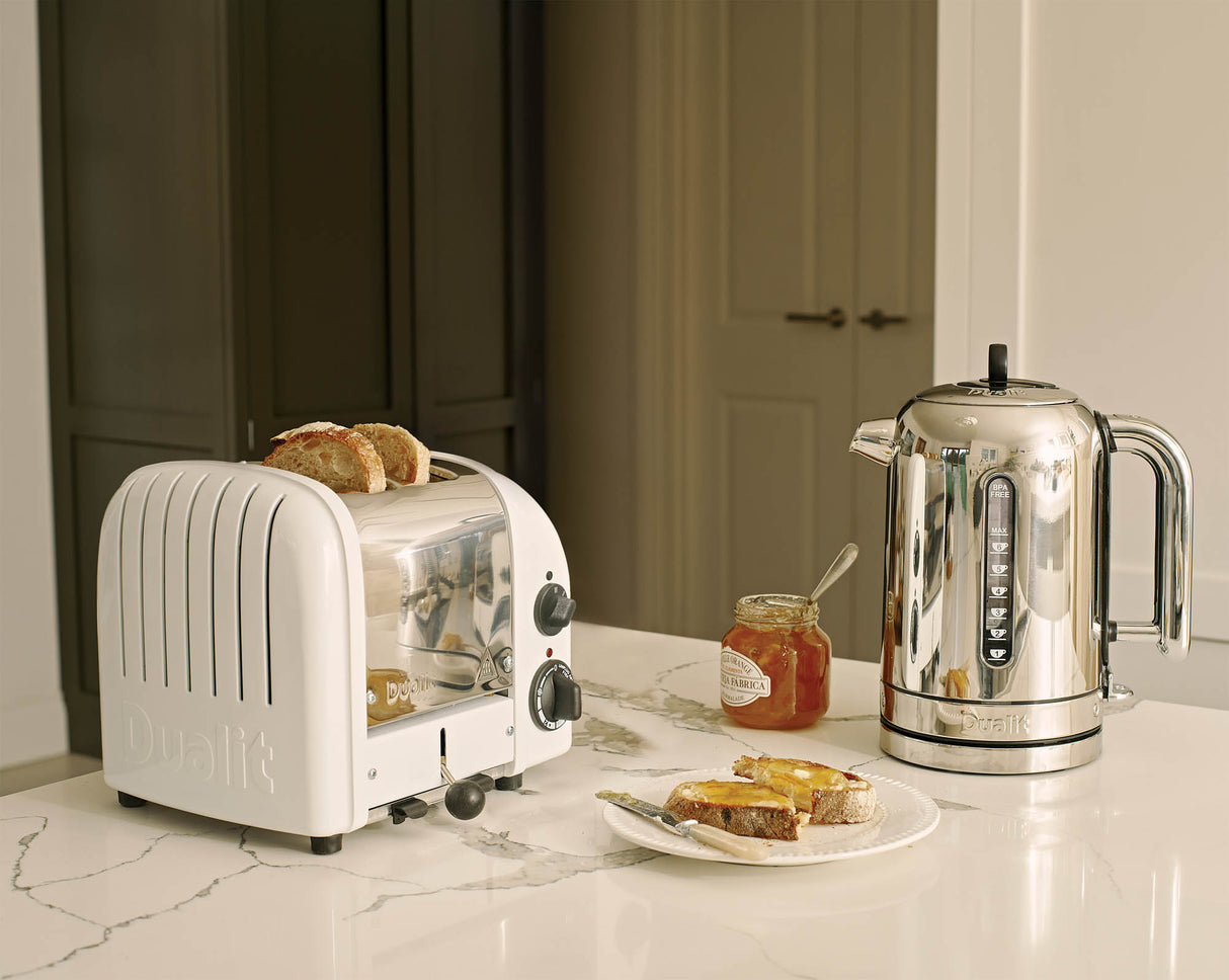 Weißer DUALIT Toaster NEWGEN mit zwei Toastscheiben, modernes Design, sichtbare Toastschlitze und Bedienelemente