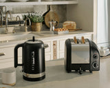 Schwarzer DUALIT Toaster NEWGEN mit 2 Toastscheiben, modernes Design und einfache Bedienung, Blick auf die Toastschlitze.