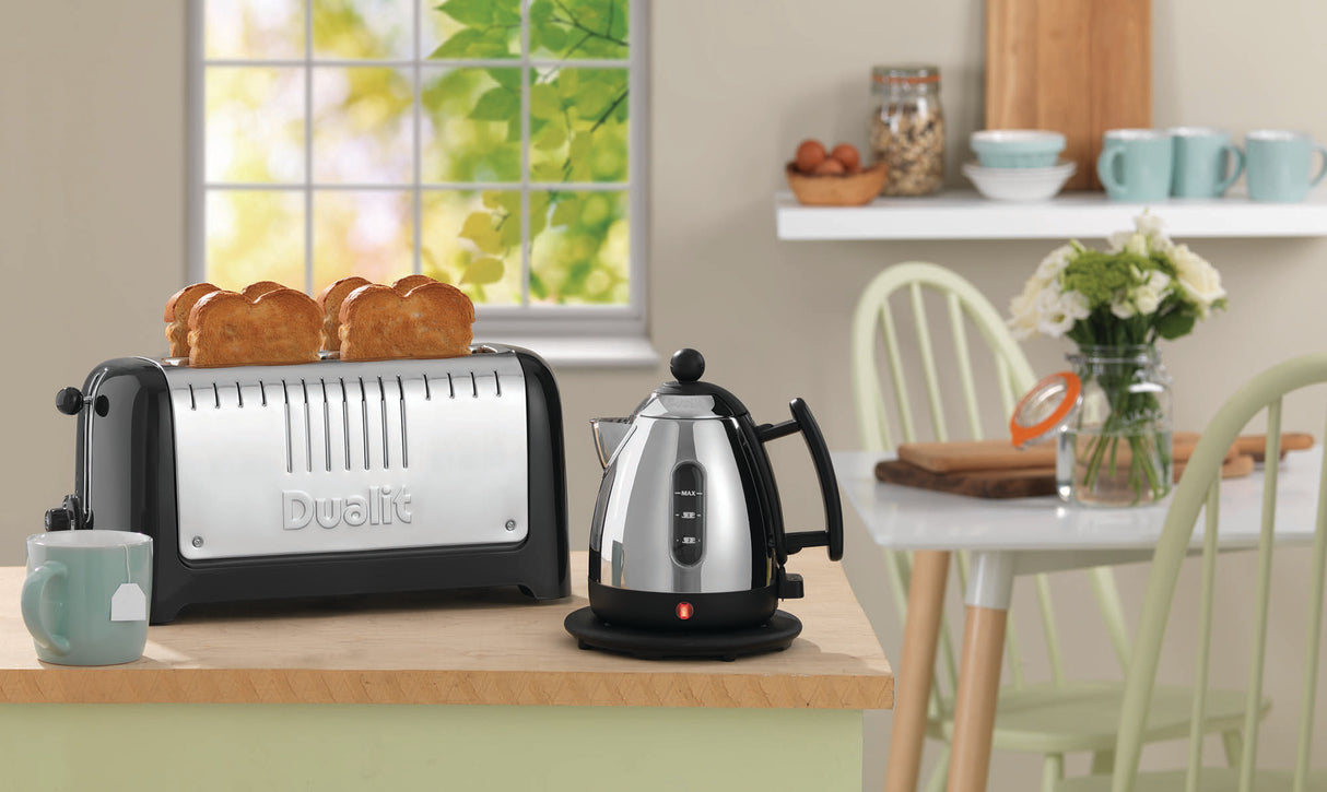 Schwarzer DUALIT Toaster LITE mit 4 Toastscheiben, modernes Design, Edelstahloberfläche, für knuspriges Frühstück.