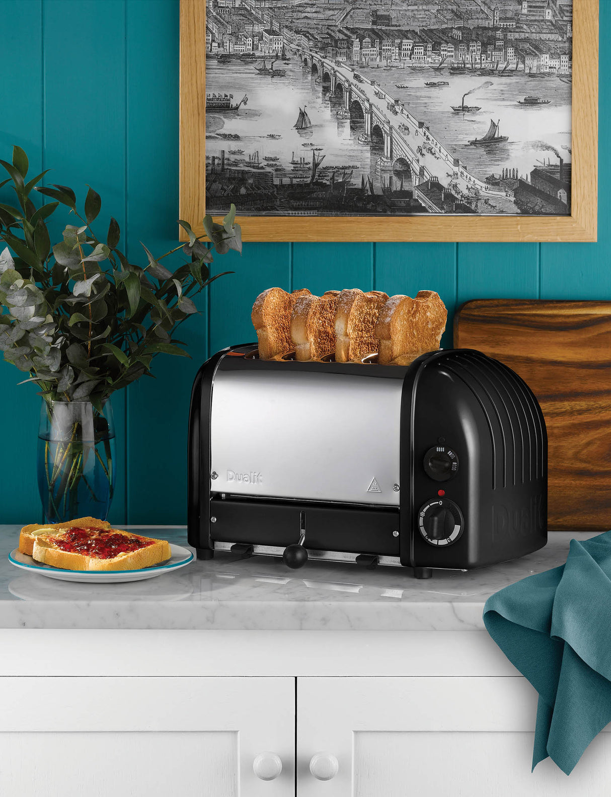 Schwarzer DUALIT Toaster NEWGEN mit 4 Scheiben für knuspriges Toasten, modernes Design, Blick auf die Toastkammern