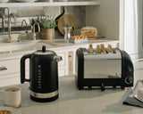 Schwarzer DUALIT Toaster NEWGEN mit Platz für 4 Brotscheiben, modernes Küchengerät, sichtbare Toastscheiben.