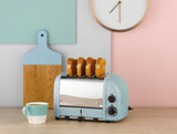 Heller blauer DUALIT Toaster NEWGEN mit 4 Scheiben, modernes Design, Blick auf die Brotscheiben im Toaster.