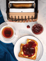 DUALIT Newgen Toaster aus Kupfer, 4 Scheiben, modernes Design, sichtbare Toastscheiben und Bedienelemente.
