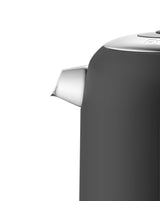 Schwarzer DUALIT Wasserkocher CLASSIC, 1,7 Liter, mit Edelstahl-Design und Wasserstandsanzeige, auf einer Küchenarbeitsplatte