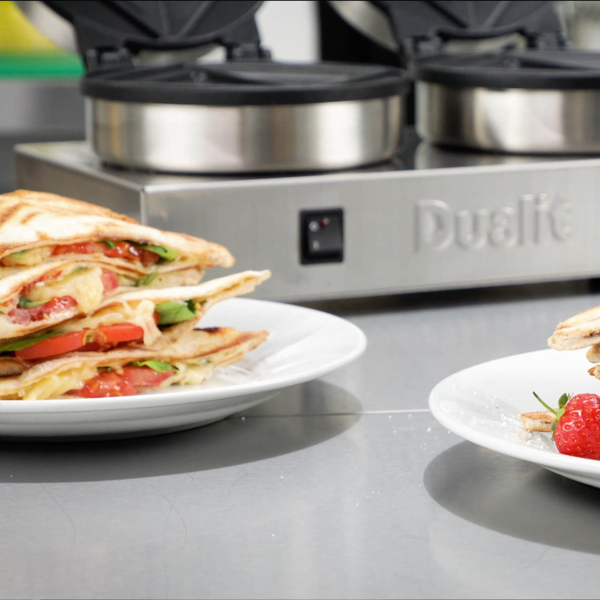 Polierter DUALIT Toaster Toastie mit Edelstahlgehäuse, Toastscheiben und Bedienelementen sichtbar