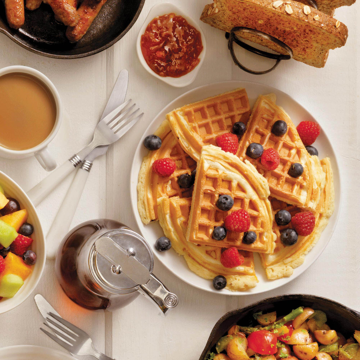 Dualit Kontakt-Waffeleisen für Catering, polierte Oberfläche, robustes Edelstahl, zeigt die glatte Waffelform in der Küche