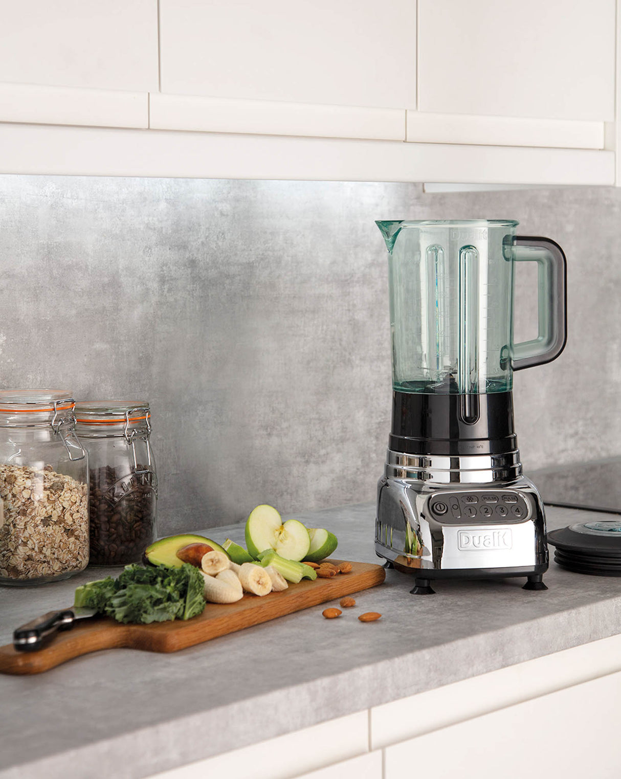 Polierter DUALIT Standmixer VORTECS mit Edelstahlbehälter und modernen Bedienelementen, für vielseitiges Mixen und Zubereiten.