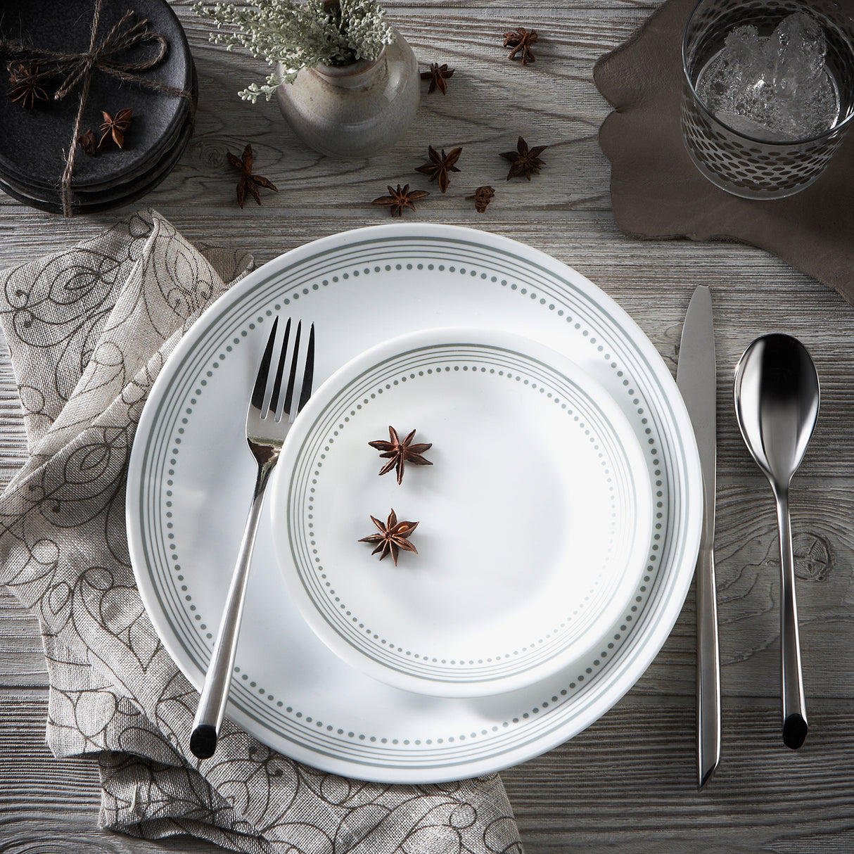 CORELLE Service in Mystic Gray mit weißen Tellern und Schalen, stilvolles Geschirrset für den täglichen Gebrauch
