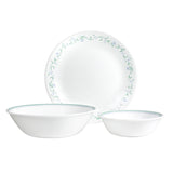 Weißes CORELLE Service COUNTRY COTTAGE mit Tellern, Tassen und Schüsseln, elegant für den Tisch gedeckt