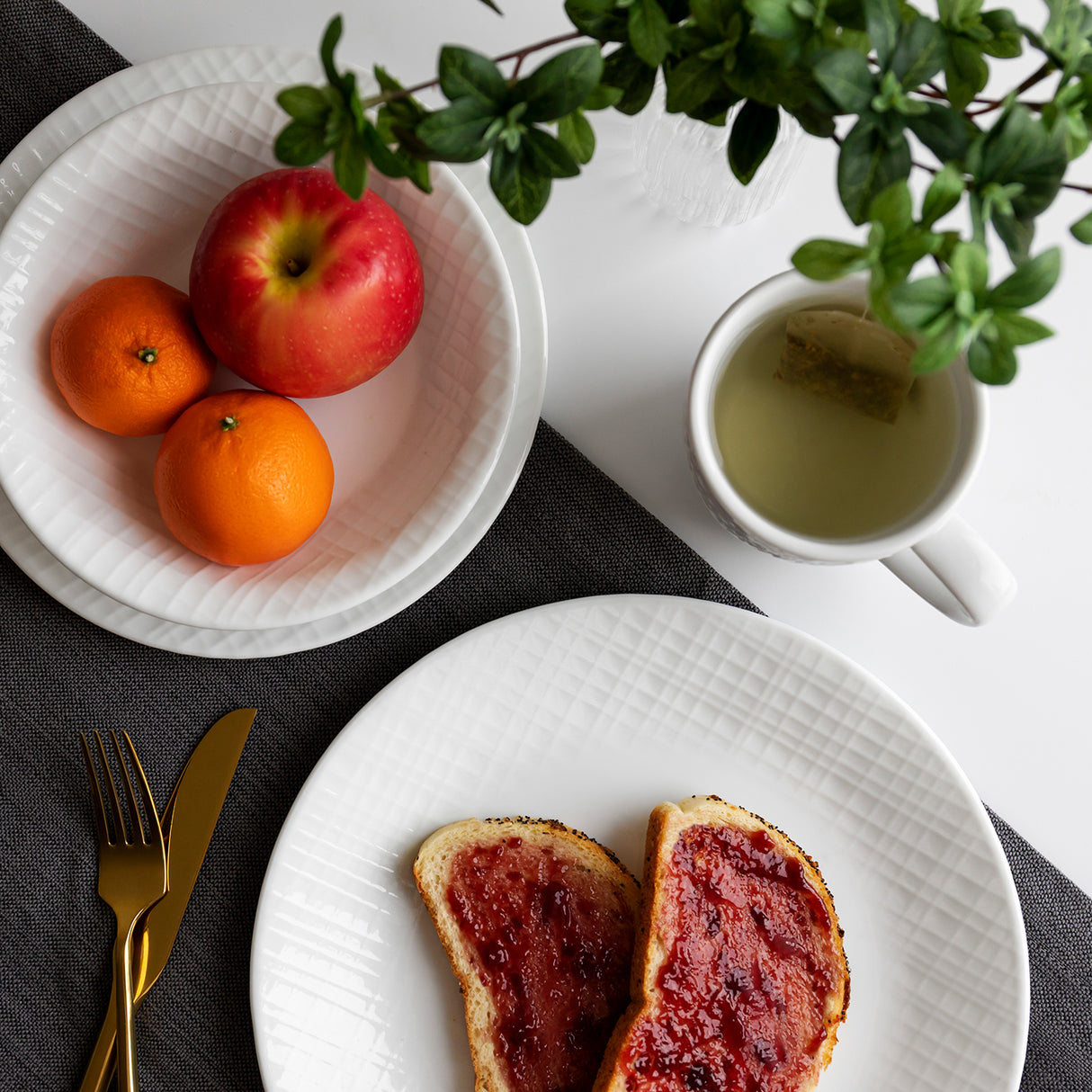 Weiße CORELLE LINEN WEAVE Service mit Teller, Tasse und Schüssel, elegant für den täglichen Gebrauch.