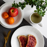 Weiße CORELLE LINEN WEAVE Service mit Teller, Tasse und Schüssel, elegant für den täglichen Gebrauch.
