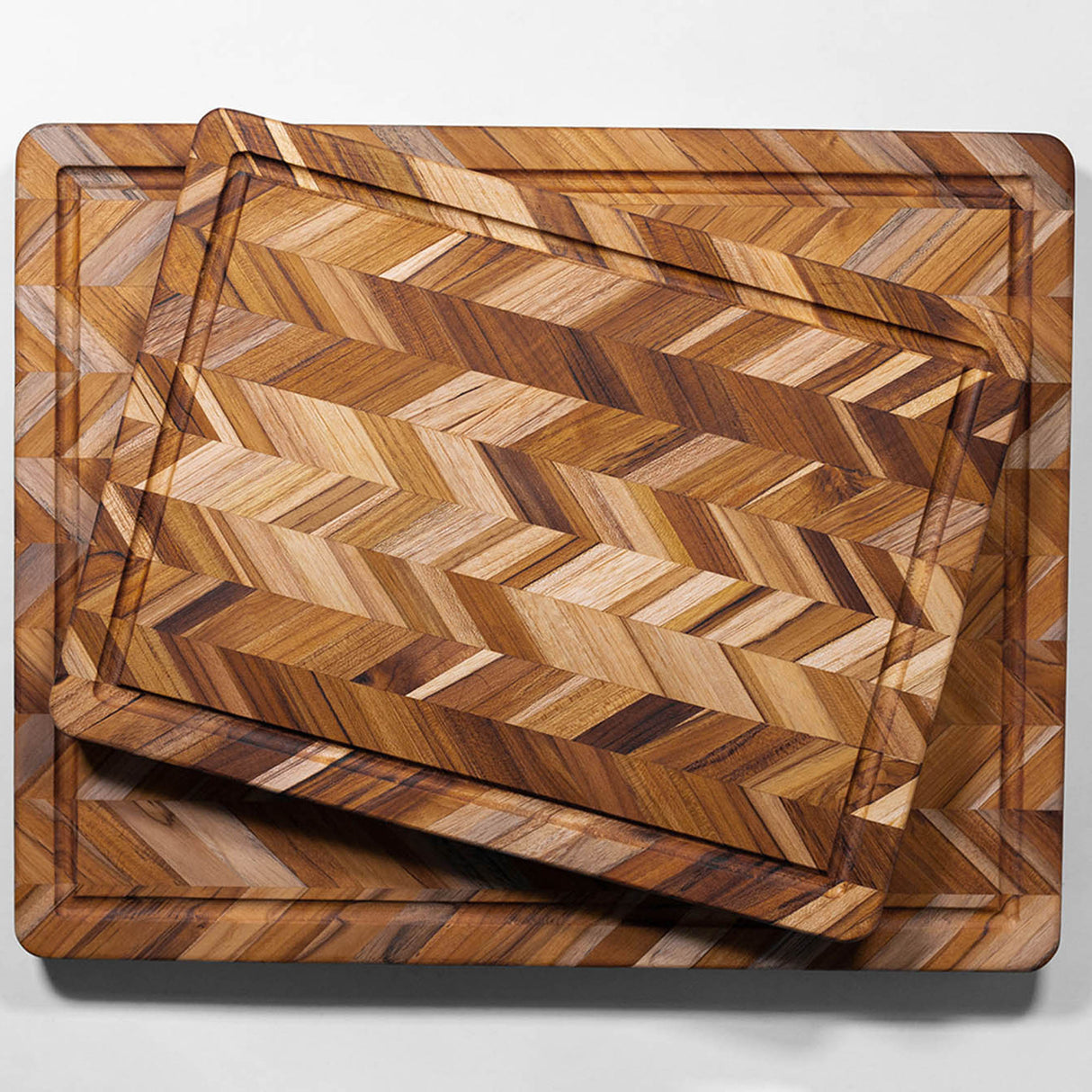 Teakholz-Schneidebrett von TEAKHAUS mit Herringbone-Muster aus Teakholz, ideal zum Schneiden und Servieren.