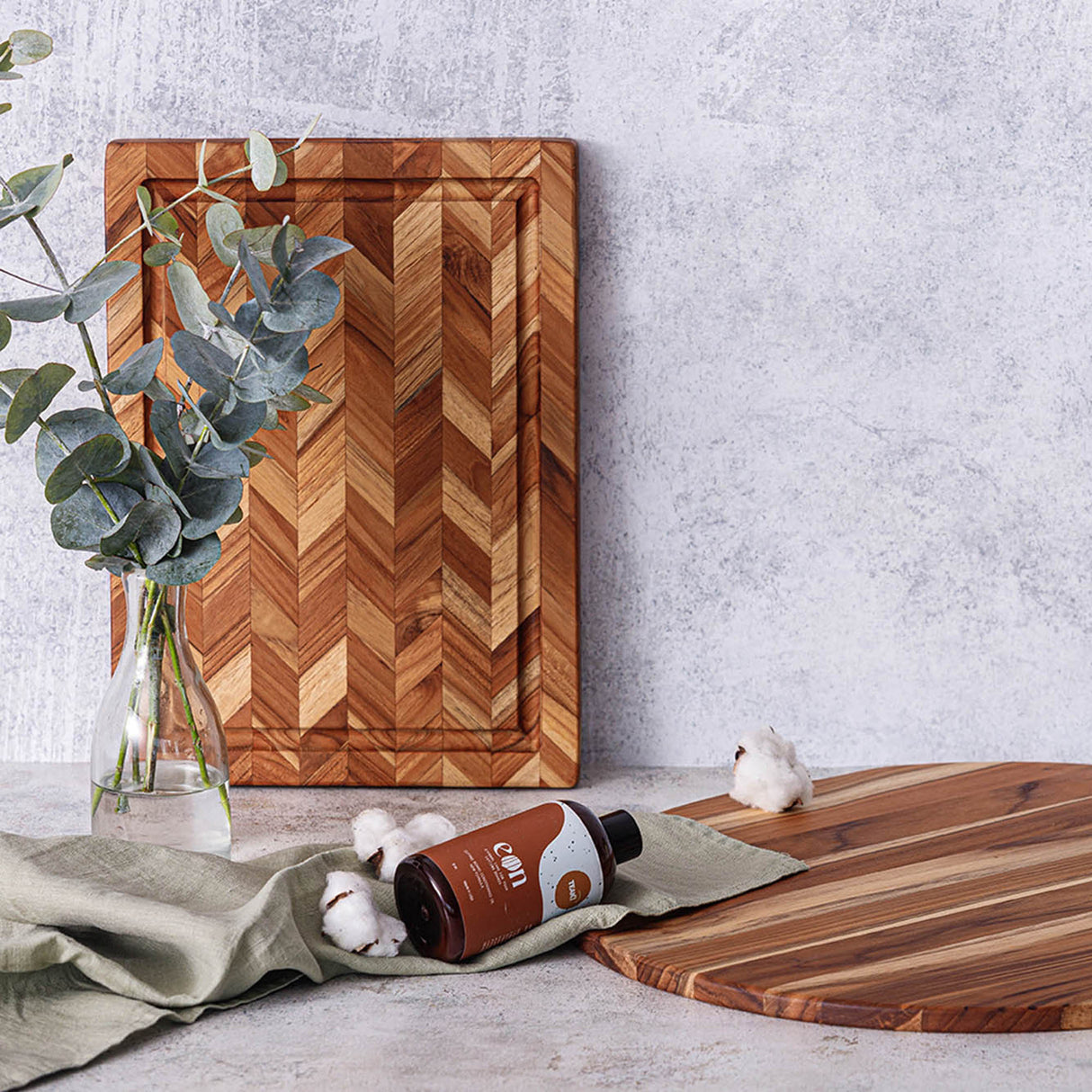Teakholz-Schneidebrett von TEAKHAUS mit Herringbone-Muster aus hochwertigem Teakholz, ideal für Küchenarbeiten.