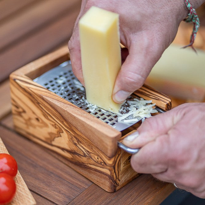 BÉRARD Parmesanreibe mit Box, 15 cm, aus Edelstahl, mit Griff und Schutzbox, ideal zum Reiben von Parmesan und Hartkäse