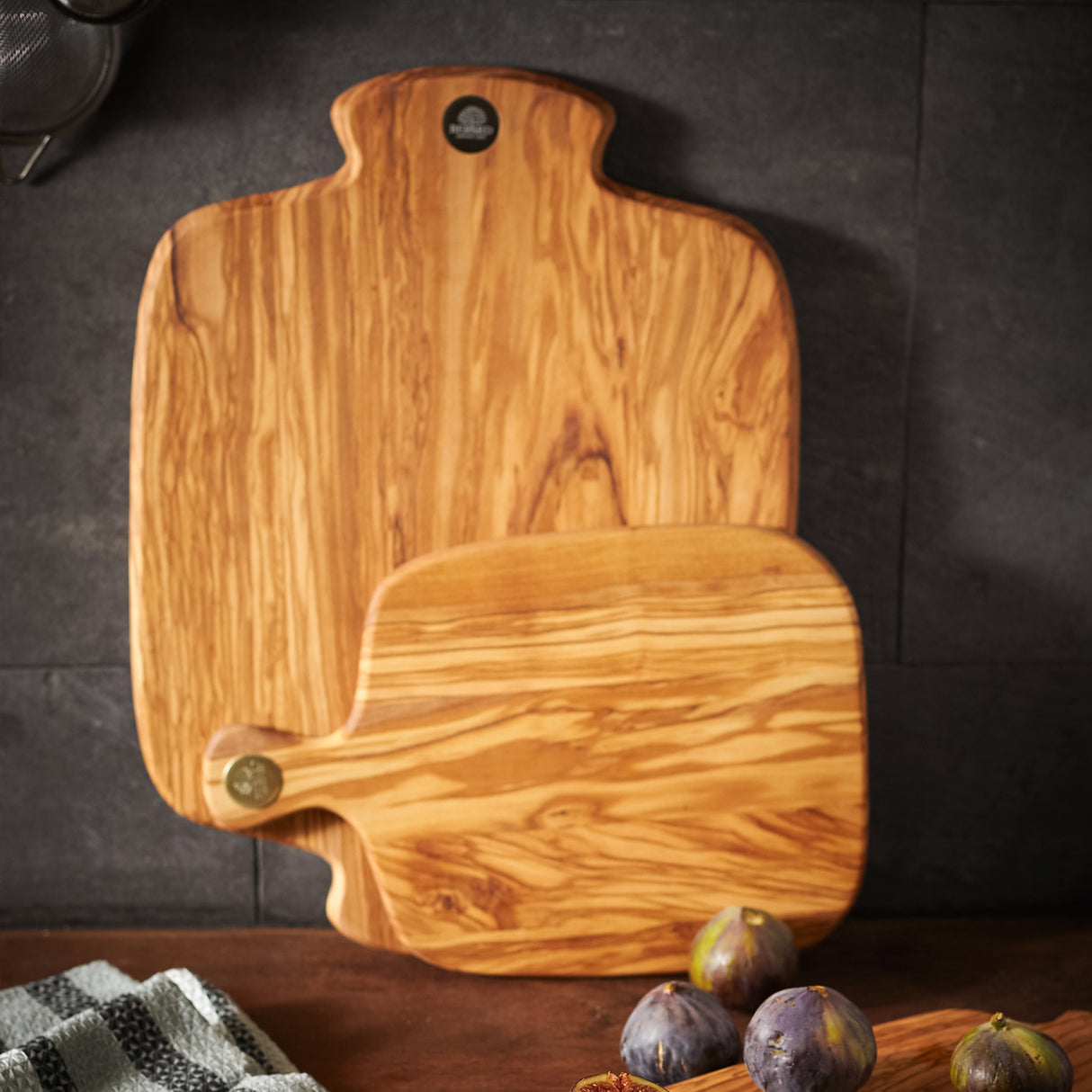 BÉRARD Olivenholz-Schneidbrett RACINE aus Holz, 40 cm, mit natürlicher Maserung und glatter Oberfläche.