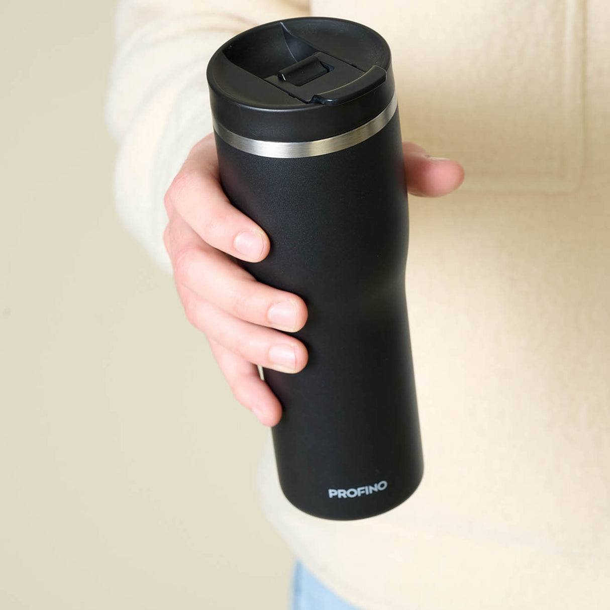 Schwarzer PROFINO Thermobecher BARISTA aus Edelstahl, isoliert für heiße Getränke, mit Deckel und ergonomischem Griff.