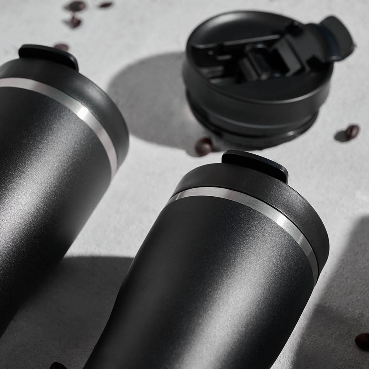 Schwarzer PROFINO Thermobecher BARISTA aus Edelstahl, isolierend für Heiß- und Kaltgetränke, mit Deckel und roter Markierung.