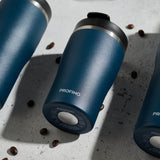 Blauer PROFINO Thermobecher Barista mit Deckel, isolierende Trinkflasche für Kaffee und Heißgetränke.