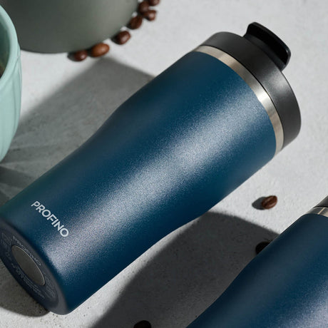 Blauer Thermobecher BARISTA von PROFINO aus Edelstahl, isoliert für heiße Getränke, mit Deckel für unterwegs.