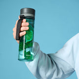 PROFINO Trinkflasche INFUZE, 600 ml aus durchsichtigem Kunststoff mit blauer Trinköffnung und praktischem Schraubverschluss.