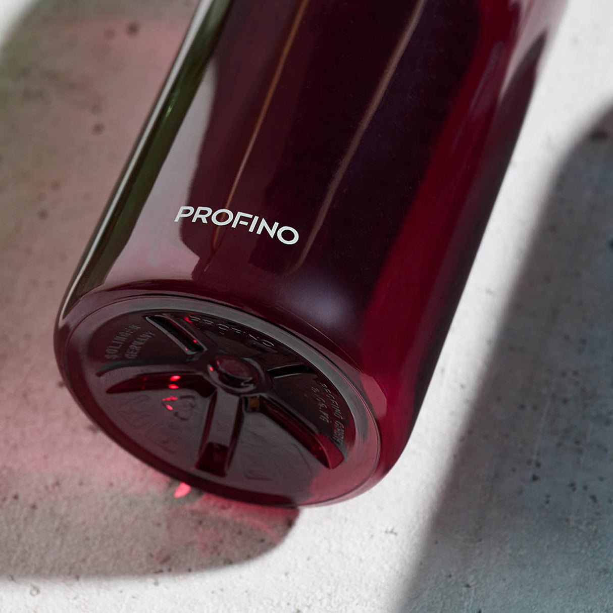 PROFINO Trinkflasche SPARKLE, 600 ml, aus durchsichtigem Kunststoff mit buntem Deckel und Trinkverschluss.