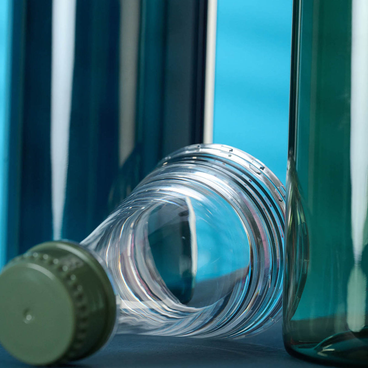 PROFINO Trinkflasche SPARKLE, 600 ml, aus durchsichtigem Kunststoff mit farbigen Verschluss und Trinkverschluss.