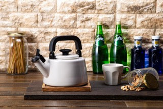 Emaille-Wasserkessel mit pfeifendem Signal, 2,1 Liter, Cotton von HoneyWare, zeigt den glänzenden Kessel mit Griff und Deckel