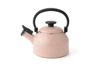 Emaillierter Wasserkocher mit 1,6 Litern Fassungsvermögen von HoneyWare, pfeifender Wasserkessel in weißem Design.