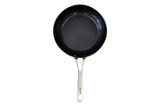 Schwarze KYOCERA Keramikpfanne mit langlebiger CERAMIC-Beschichtung, ideal zum Braten und Kochen.