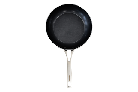 Schwarze KYOCERA Keramikpfanne mit langlebiger CERAMIC-Beschichtung, ideal zum Braten und Kochen.